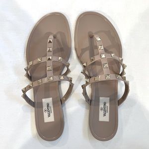 ROCKSTUD FLAT RUBBER SANDAL.